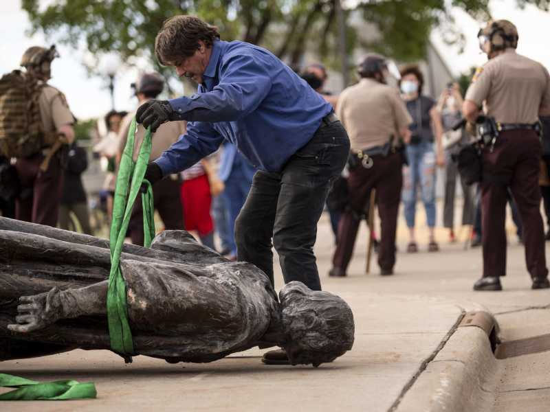 La statua di Cristoforo Colombo in Minnesota, Usa, abbattuta durante una protesta (Ansa)<br />&nbsp;<br />
