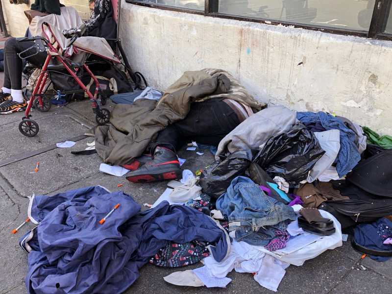 Foto del 25 luglio 2019, persone dormono tra gli aghi usati nel quartiere di Tenderloin a San Francisco (Foto AP/Janie Har, file)<br /> <br />