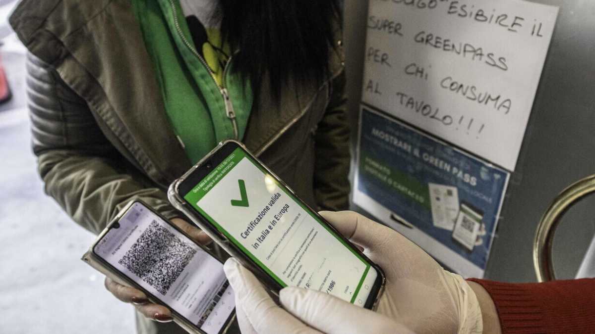 Immagine di Il governo studia la stretta di Capodanno. E il green pass sarà valido solo per 6 mesi
