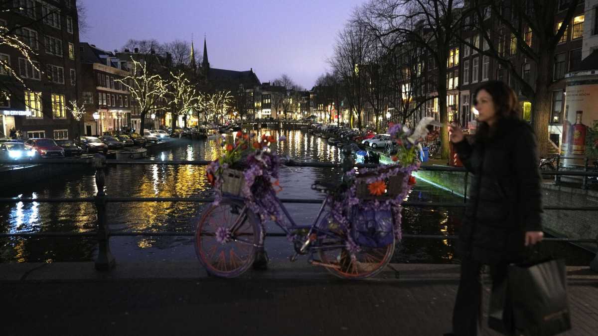 Immagine di Covid, in Olanda torna il lockdown e la Francia sceglie il super green pass