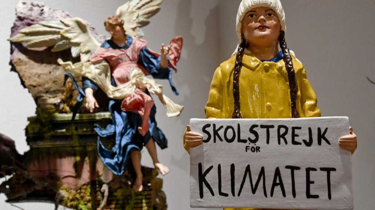 Immagine di Tra le statuine del presepe c'è pure Greta. Ma nessuno batte Pulcinella