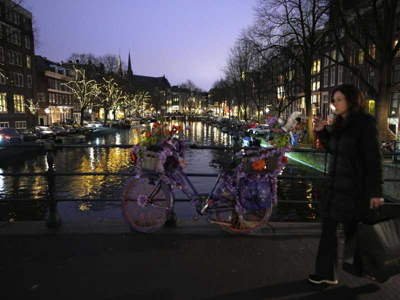 Covid, in Olanda torna il lockdown e la Francia sceglie il super green pass