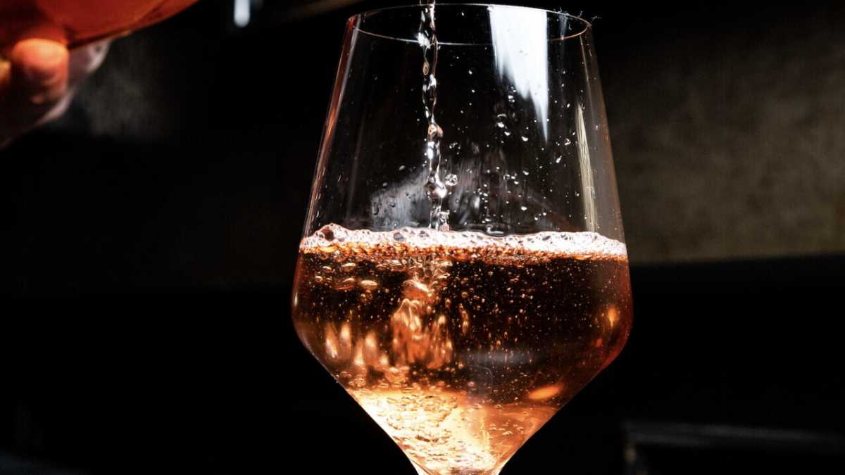 Immagine di Estremisti nel cibo, estremisti nel vino. Frizzanti e vermut puro per le feste