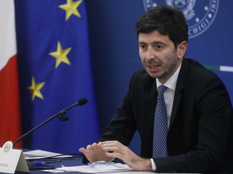 Il ministro Speranza nel suo labirinto, in attesa dei dati su Omicron