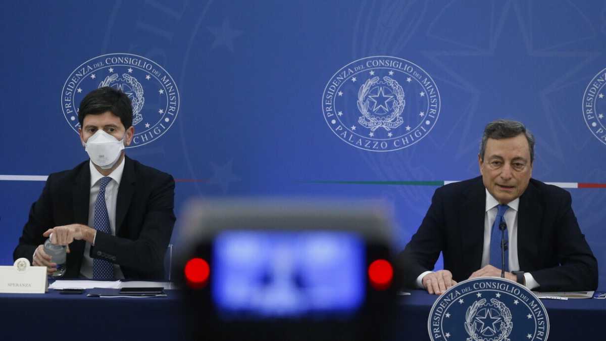 Immagine di Mascherine all'aperto, green pass e terze dosi. Le indicazioni della cabina di regia