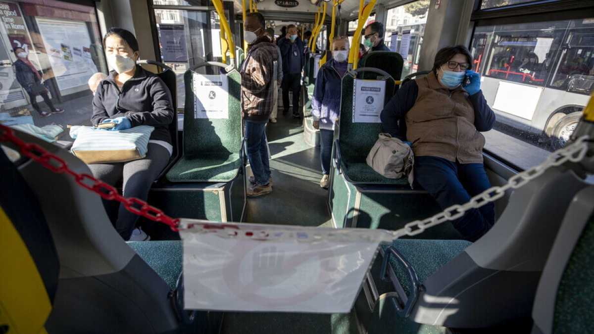 Immagine di L’ultimo scontro di civiltà nei bus romani sono le catenelle