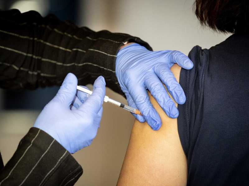Tracciare non basta. Contro Omicron serve aumentare l’obbligo