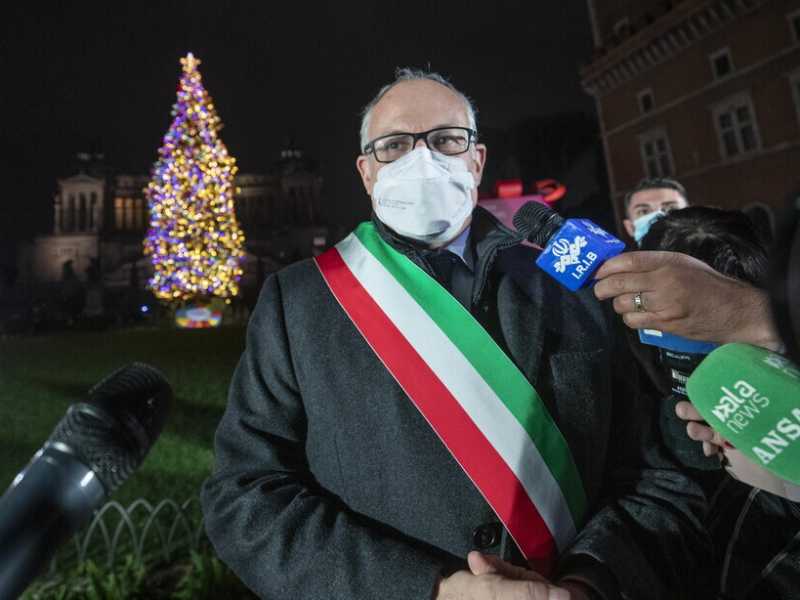 Natale è qui, Roma è ancora sporca e Gualtieri dovrebbe uscire dal suo ufficio