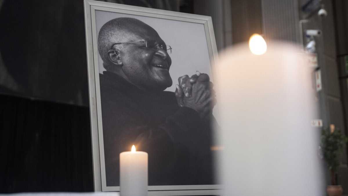 Immagine di Lode a Desmond Tutu e al suo modello di una vera giustizia