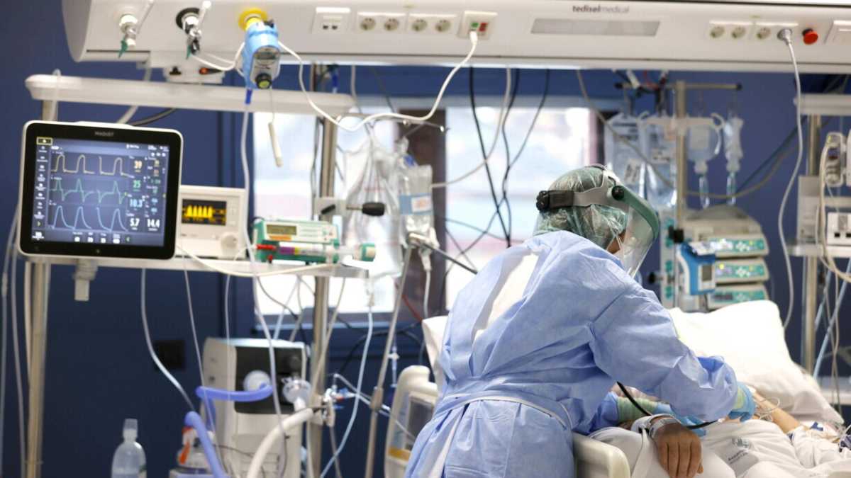 Immagine di Nove regioni sono oltre la soglia per ricoveri e intensive. Figliuolo: "Dal 10 gennaio booster a 4 mesi"
