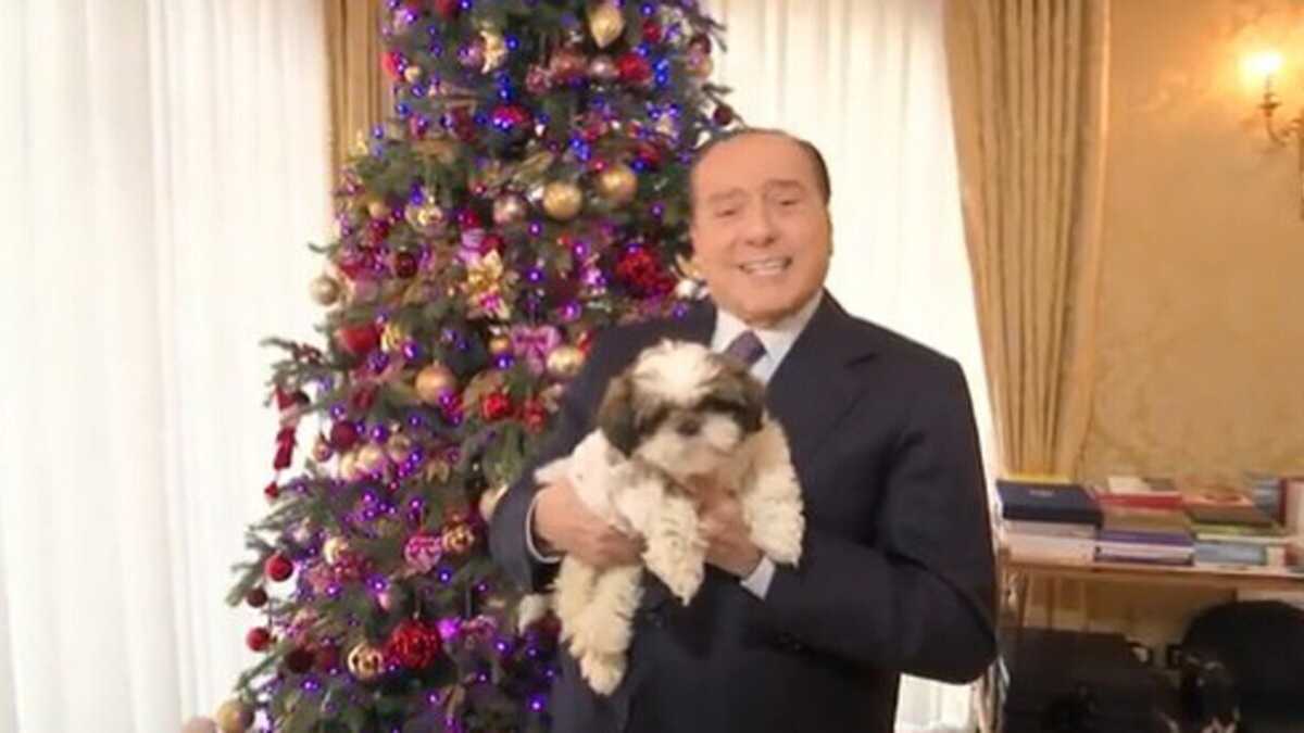 Immagine di Gli auguri di Natale di Berlusconi: eccolo, l'Amor nostro!