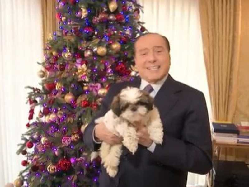 Silvio Berlusconi nel video di auguri di Natale (Ansa) 