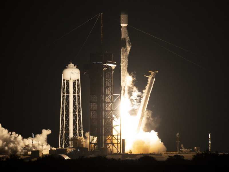 Un lancio di una missione SpaceX (foto EPA)