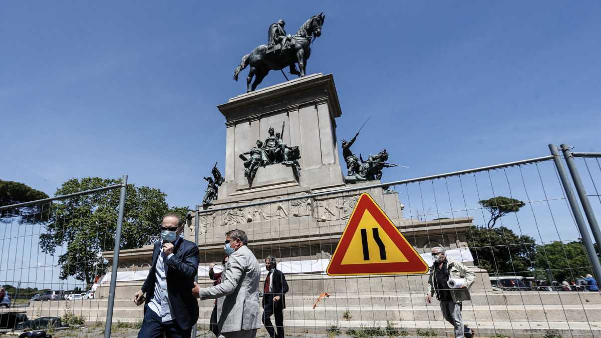 Immagine di Niente cancel culture, di questo passo basterà l'incuria ad abbattere le statue del Gianicolo
