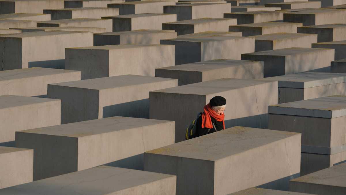Immagine di Perché fare paragoni tra vaccino o Green pass e Shoah è sbagliato, oltre che folle