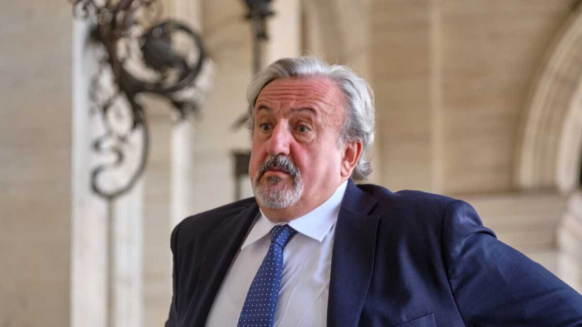 Immagine di L'imbarazzo di Emiliano: rimosse le foto con l'ex capo della Protezione civile arrestato per corruzione