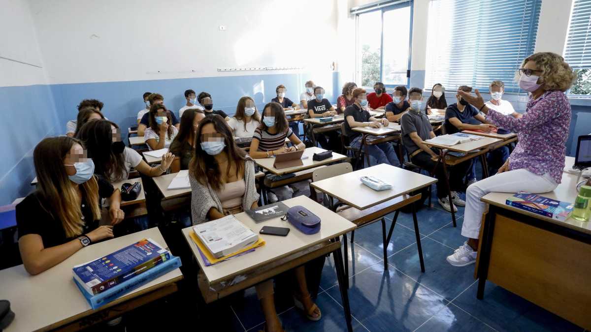 Immagine di Assegnare supplenze ai laureandi al posto dei prof. no vax è un’ottima idea