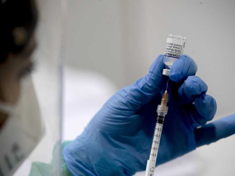 In un grafico la differenza tra la pandemia dei Sì vax e quella dei No vax