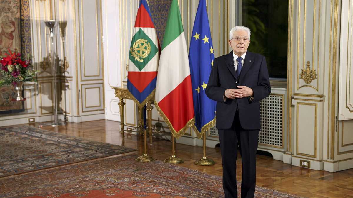 Immagine di Mattarella in piedi sull'uscio