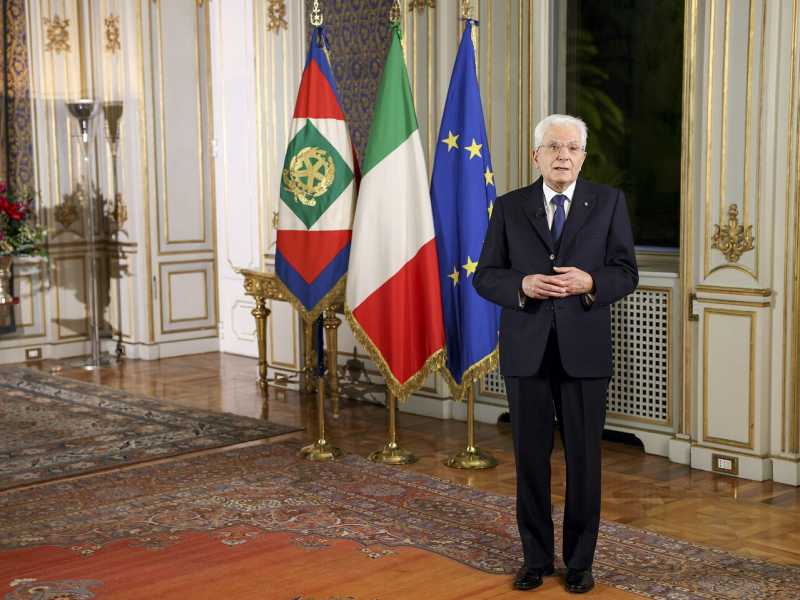 Mattarella in piedi sull'uscio