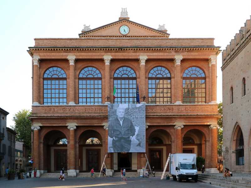 Il Teatro Galli di Rimini visto dall'esterno (foto Ansa)