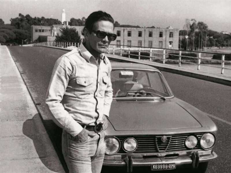 Sabaudia, ottobre 1975: Pier Paolo Pasolini con la sua Alfa Romeo 2000 Gtv. Lo scatto &egrave; del fotografo romano Dino Pedriali (1950-2021)&nbsp;<br />