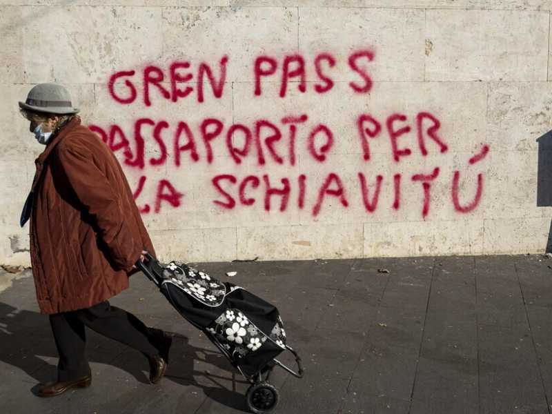 Più green pass, meno farabuttismo. E buon anno di libertà