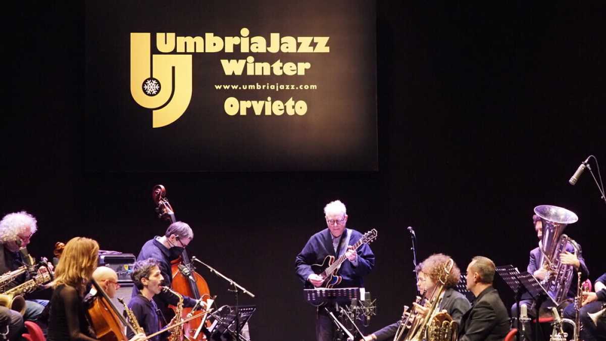 Immagine di Bill Frisell in concerto a Umbria Jazz. La chitarra si suona così