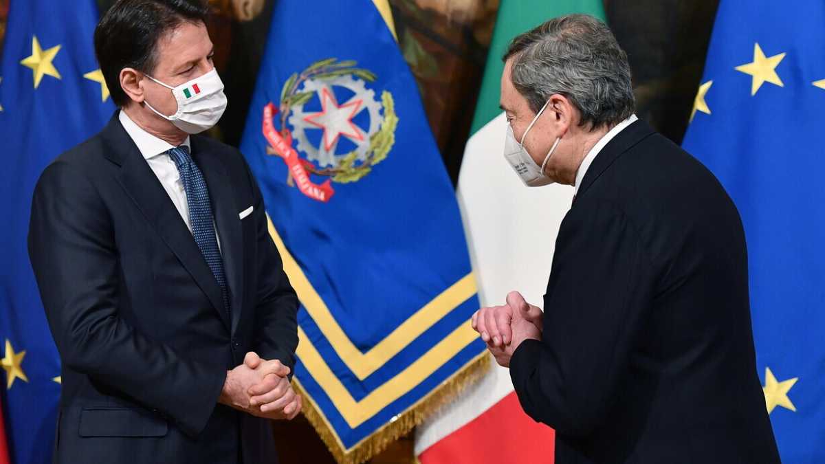 Immagine di Contro Conte e Draghi: la doppia manovra dei senatori grillini che chiedono il "Mattarella bis"