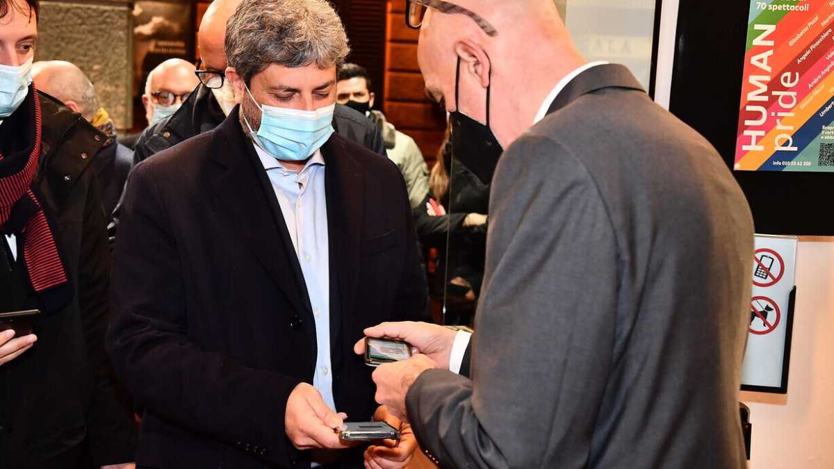 Immagine di "Il capo dello Stato eletto solo da vaccinati". Fico alle prese con il super green pass