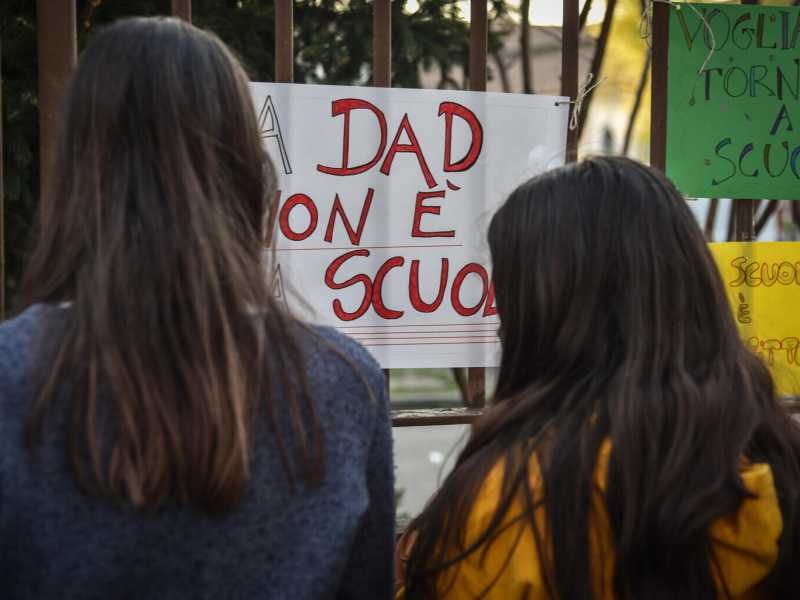 Si torna alla Dad? Perché gli studenti sono il sacrificio perfetto