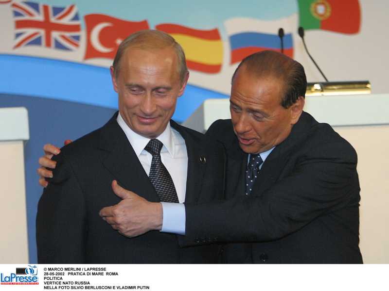 28-05-2002, Berlusconi con Putin a Pratica di Mare per il vertice Nato-Russia (MARCO MERLINI / LAPRESSE)<br />&nbsp;<br />