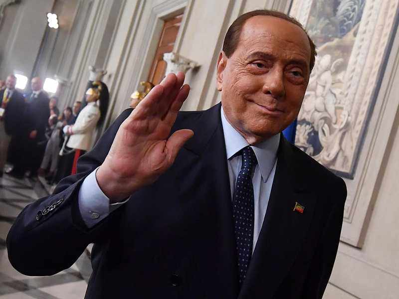 Il grand tour di Silvio nelle ville presidenziali. Racconto semiserio