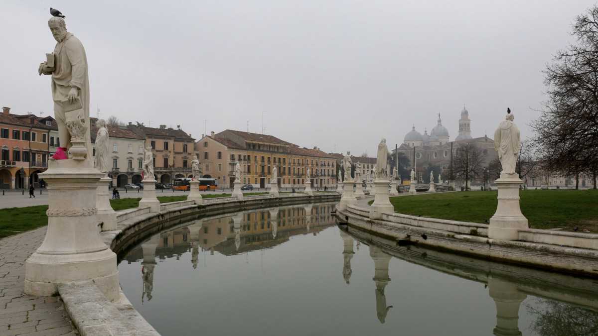 Immagine di In Prato della Valle cambiamo la didascalia, non le statue