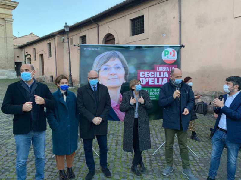Il segretario Pd Letta con il sindaco Gualtieri all'inaugurazione del comitato elettorale di Cecilia D'Elia alle suppletive di Roma centro, 19 dicembre 2021 (via Fb)&nbsp;<br />