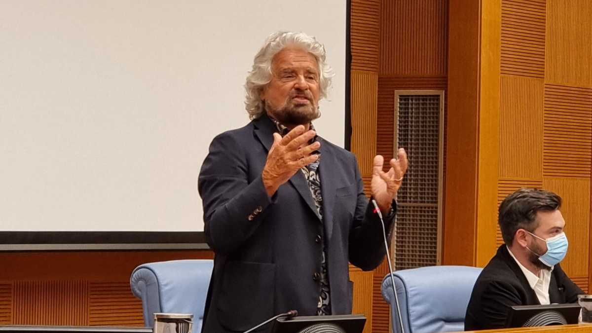 Immagine di Grillo contro l'obbligo vaccinale: "Evoca immagini orwelliane"