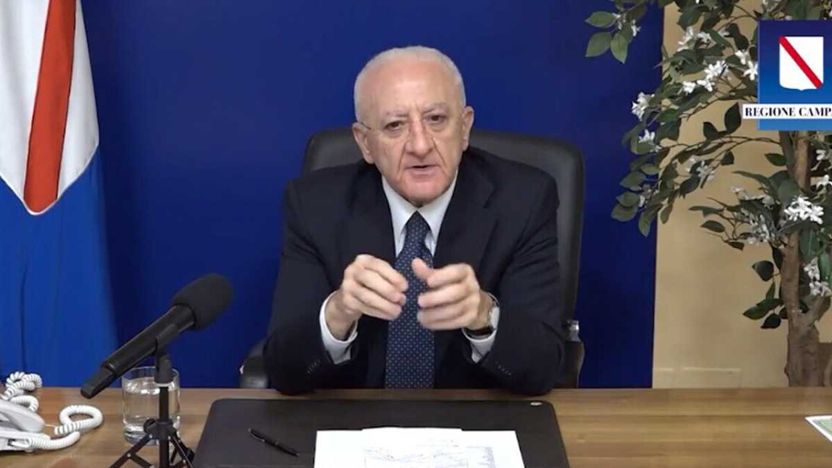 Immagine di "Scuole chiuse fino a fine gennaio". Così De Luca aggira i veti del governo