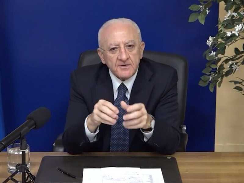 "Scuole chiuse fino a fine gennaio". Così De Luca aggira i veti del governo