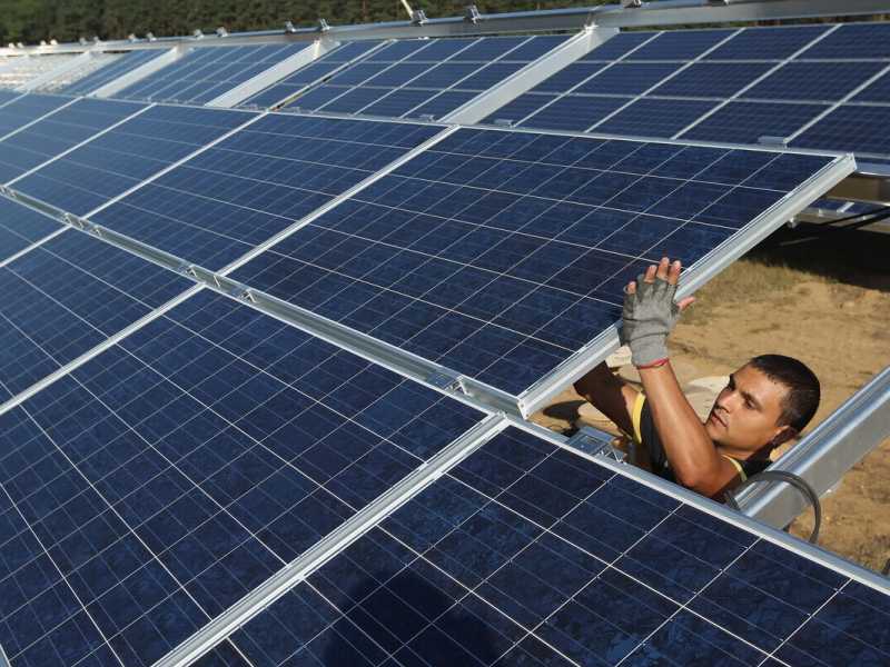 L&rsquo;installazione di pannelli solari (Sean Gallup/Getty Images). Ma cosa fare nelle ore (sono tante!) in cui non c&rsquo;&egrave; disponibilit&agrave; di sole?&nbsp;<br />