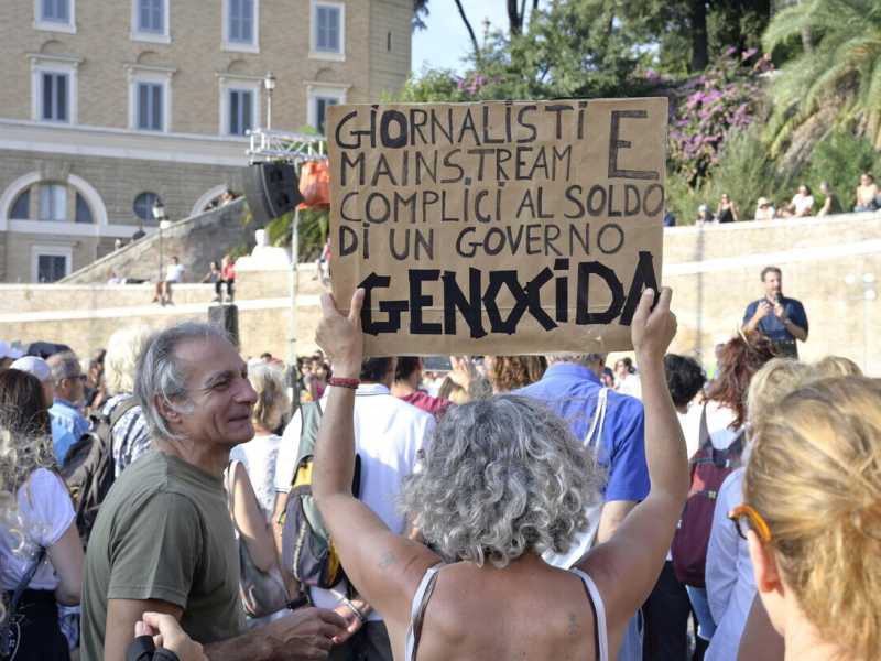 Complottisti da sempre, i media non c'entrano