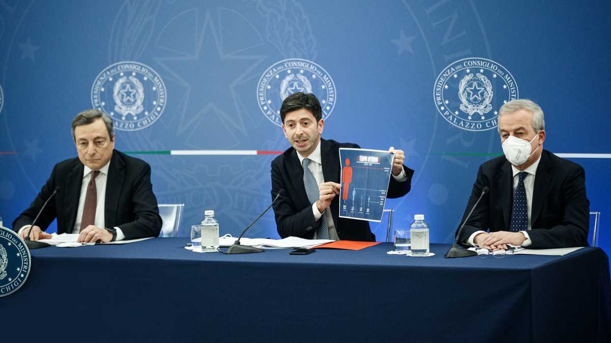 Immagine di Berlusconi sfida Draghi: "O lui a Palazzo Chigi o Forza Italia esce dal governo". E' duello Quirinale