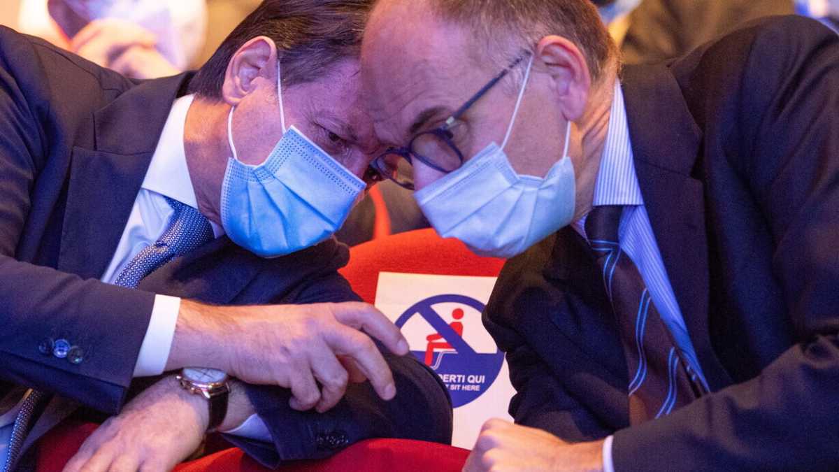 Immagine di Conte incontra Letta per dimenticarsi il caos del M5s: "Per il Colle saremo uniti"