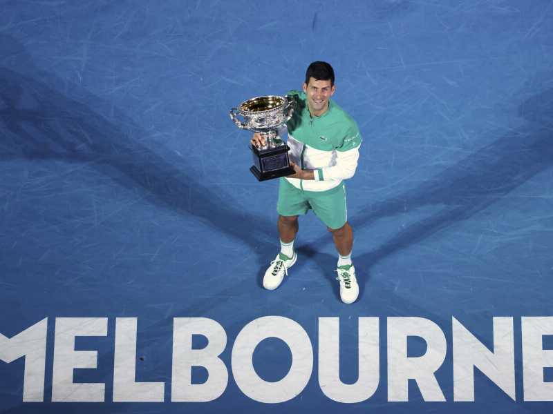 Novak Djokovic festeggia la vittoria all'edizione 2021 degli Australian Open (foto Ap)