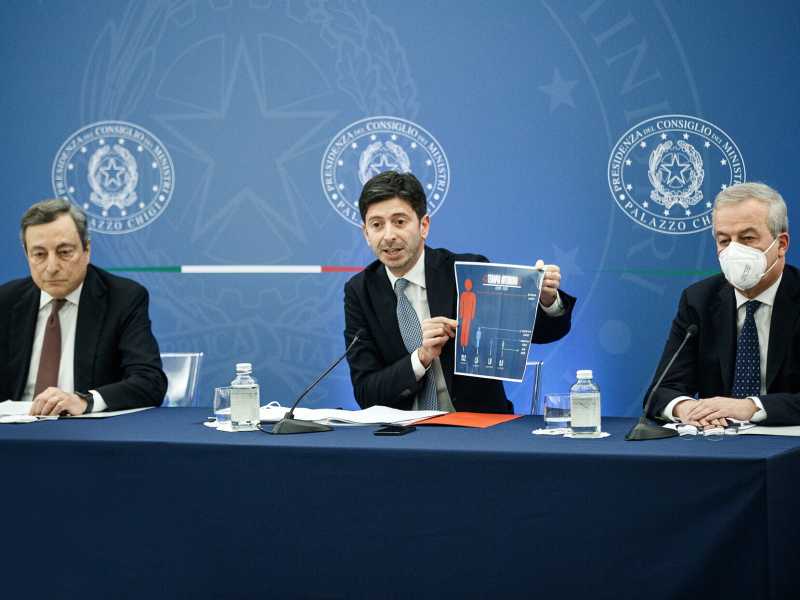 Mario Draghi, Roberto Speranza e Franco Locatelli (LaPresse)