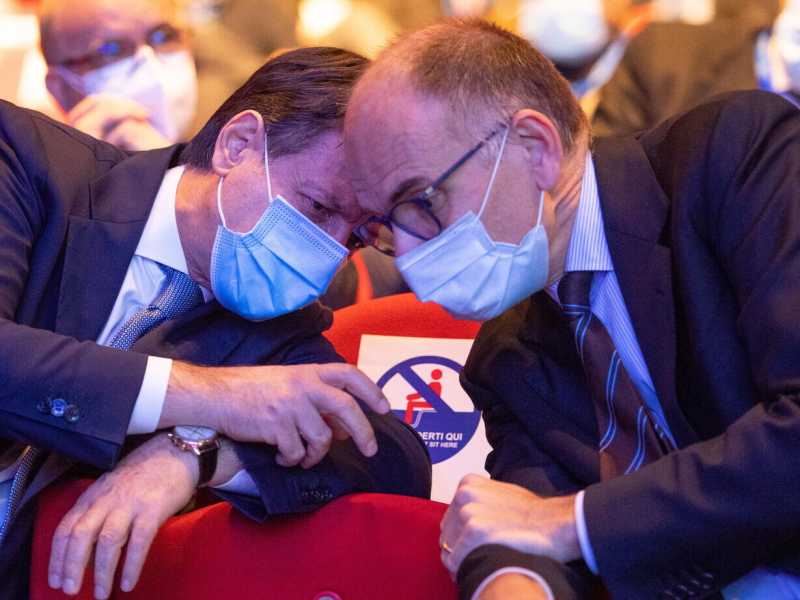 Conte incontra Letta per dimenticarsi il caos del M5s: "Per il Colle saremo uniti"