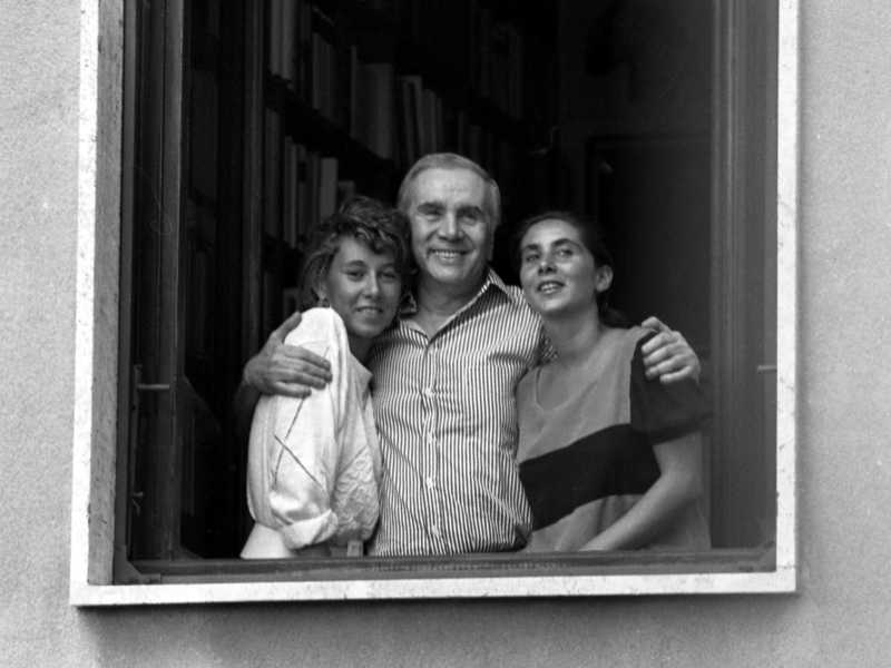 &nbsp;Enzo Tortora a casa con le figlie Silvia (a destra) e Gaia a Milano, il 15 settembre 1986. ANSA<br />