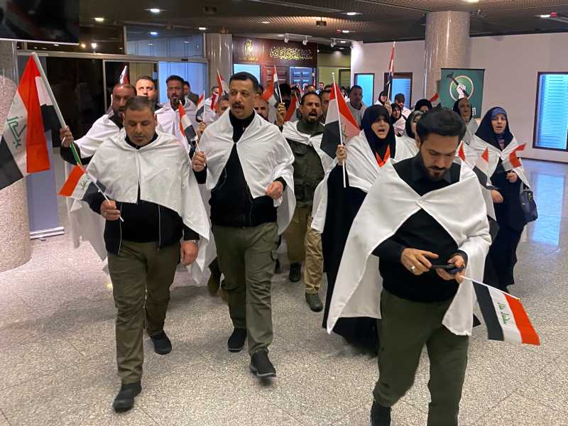 I deputati sadristi con i lenzuoli a lutto per i manifestanti uccisi (LaPresse)&nbsp;