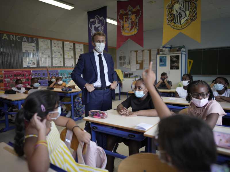 Il presidente Emmanuel Macron, alle prese con gli studenti francesi (LaPresse)