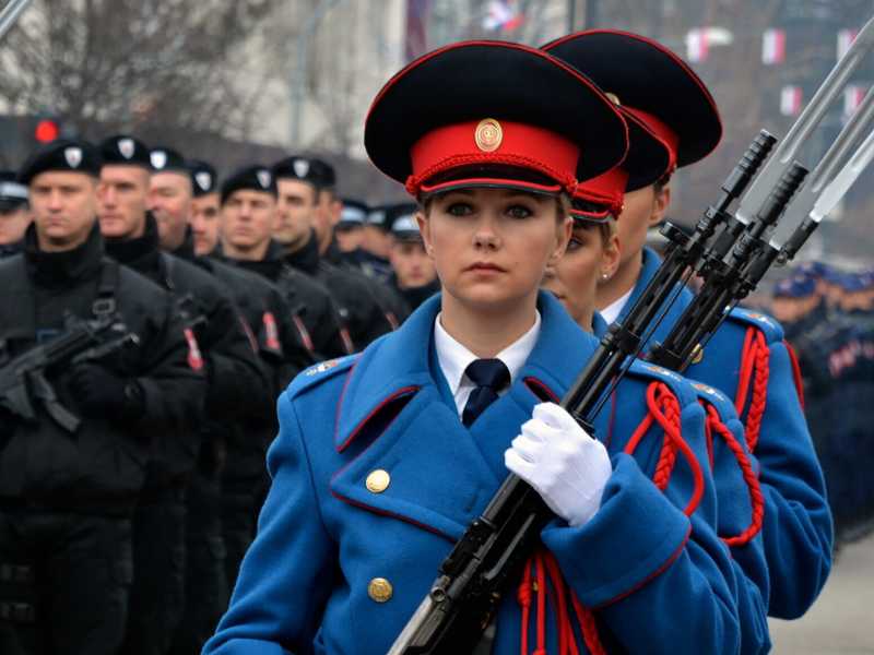 I membri delle forze di polizia della Repubblica Srpska marciano durante una parata in occasione del 30° anniversario della Repubblica Srpska a Banja Luka, domenica 9 gennaio 2022 (Foto AP/Radivoje Pavicic)Foto LaPresse <br />