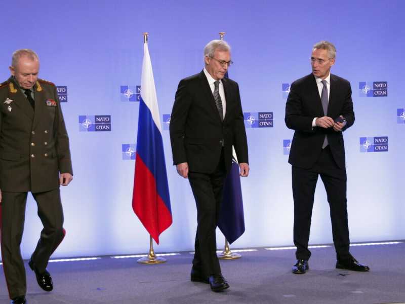 Il viceministro della difesa russo Alexander Fomin, il viceministro degli esteri russo Alexander Grushko e il segretario generale della NATO Jens Stoltenberg (Ansa)&nbsp;<br />